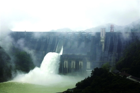 湖南黄坛口两大水库开闸泄洪